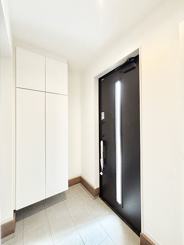 ガラススリットの入った玄関ドアが室内に光を届けてくれます  