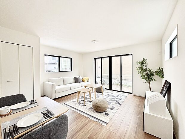 ご家族の賑やかな話し声で包まれる明るいリビング  