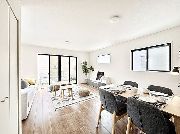 大きな窓からたっぷりの陽光と風を感じられるリビング  