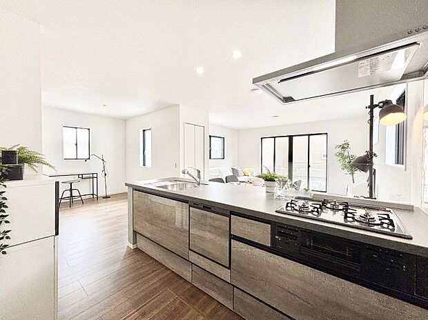 広々とした使い勝手の良いキッチンで日々のお料理も楽しくなりそう  