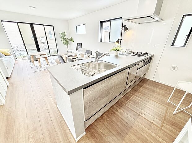 料理をしながらご家族との会話を楽しめる対面カウンターキッチン  