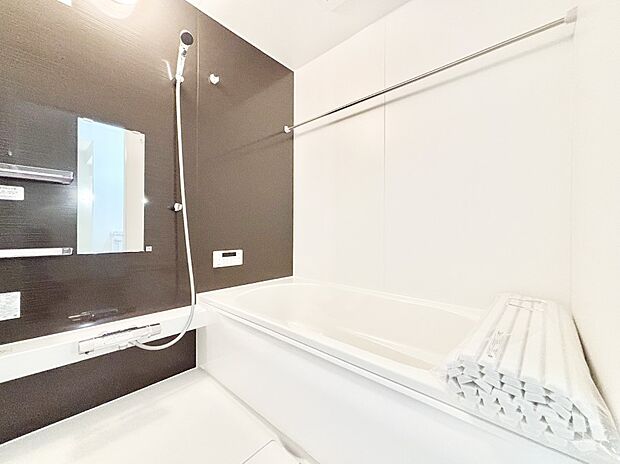 一日の疲れを癒してくれる明るい清潔感のあるバスルーム  