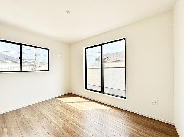 バルコニーが開放感をプラスしてくれる洋室  