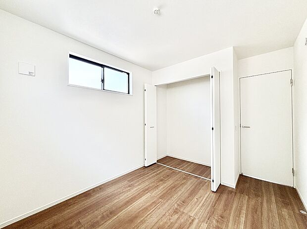 やさしい光がさしこむ居室はしっかり収納付き  