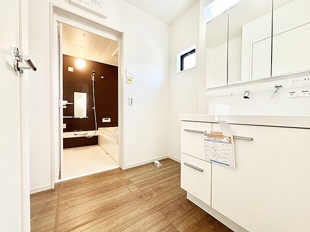 清潔感ある洗面化粧室で朝の身支度も快適  