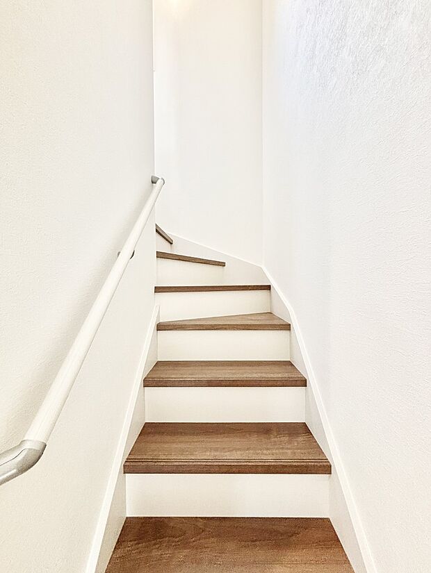 階段は手すり付きなので小さなお子さまやご高齢の方も安心です  