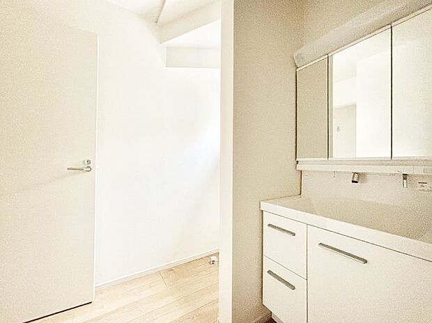 清潔感ある洗面化粧室で朝の身支度も快適  