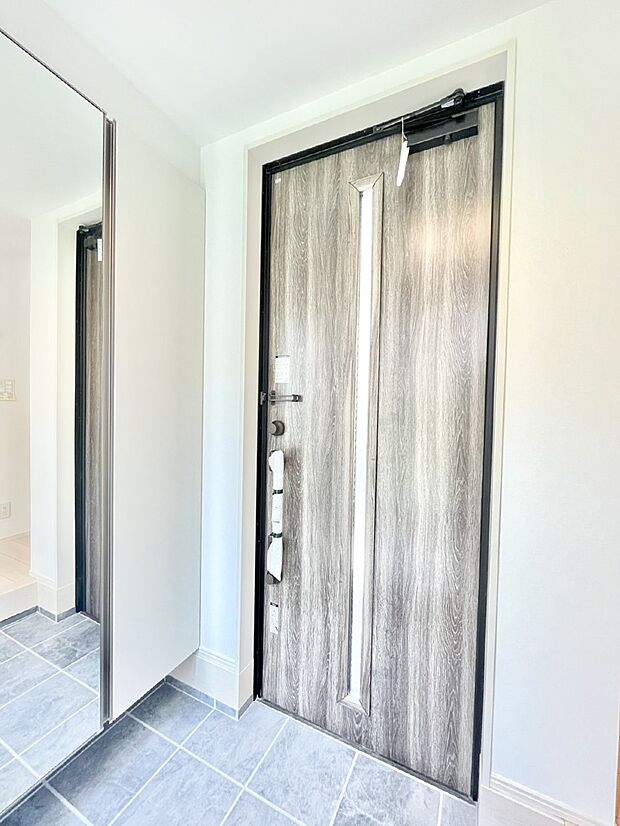 ミラー付きシューズボックスはお出かけ前の身だしなみチェックに便利