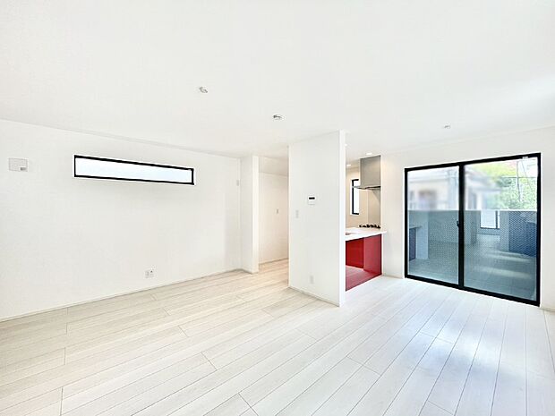 大きな窓からたっぷりの陽光と風を感じられるリビング