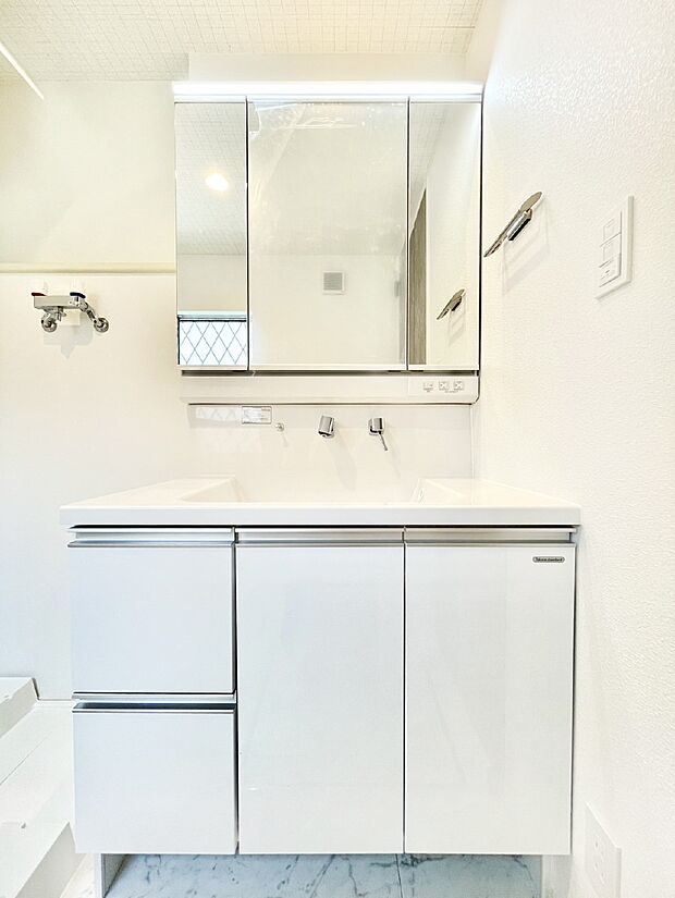 スタイリングに便利な三面鏡、ミラーキャビネットで細かい物スッキリ