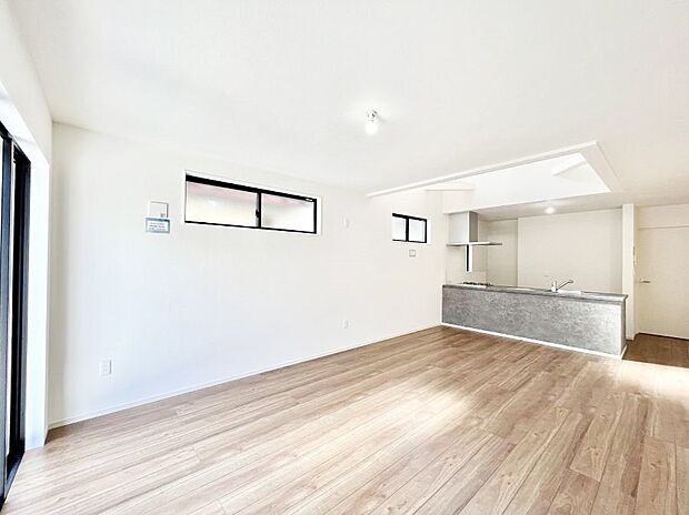 ご家族の賑やかな話し声で包まれる明るいリビング