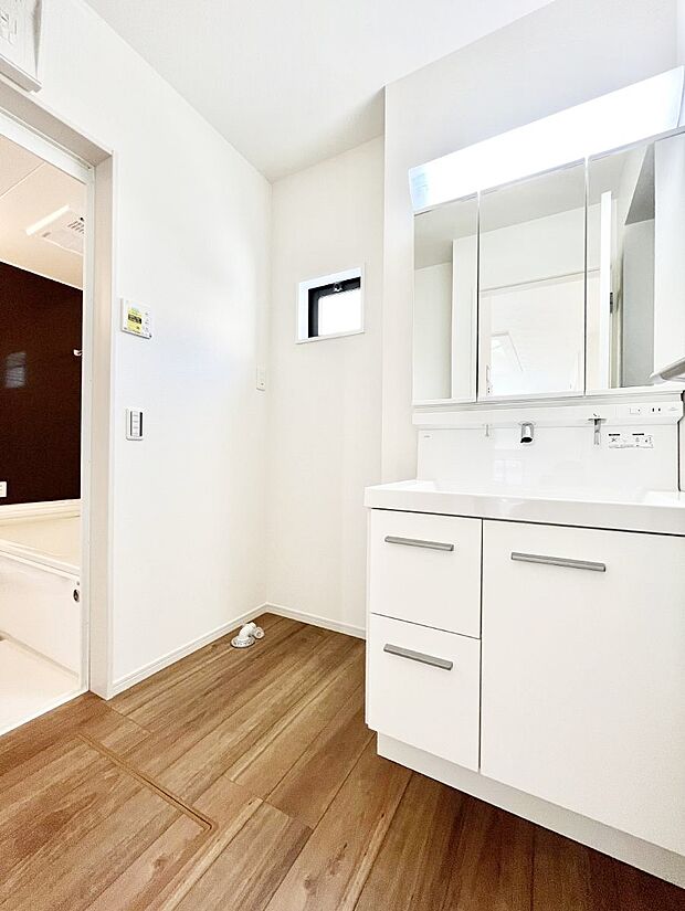 清潔感ある洗面化粧室で朝の身支度も快適