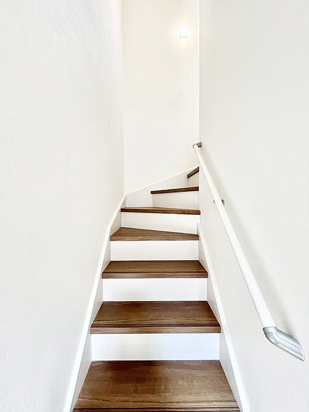 階段は手すり付きなので小さなお子さまやご高齢の方も安心です