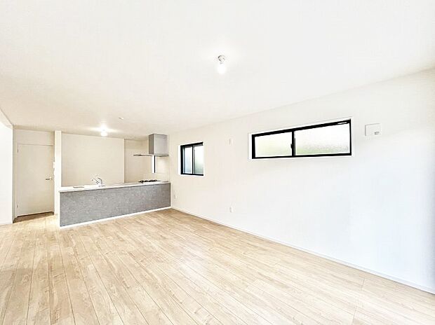 ご家族の賑やかな話し声で包まれる明るいリビング