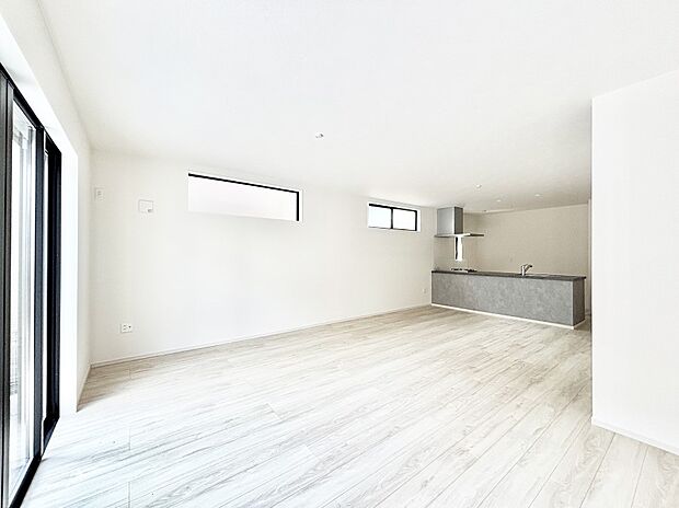 ご家族の賑やかな話し声で包まれる明るいリビング