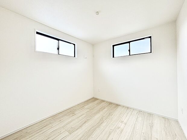 窓からのやさしい光が心地よいプライベートルーム