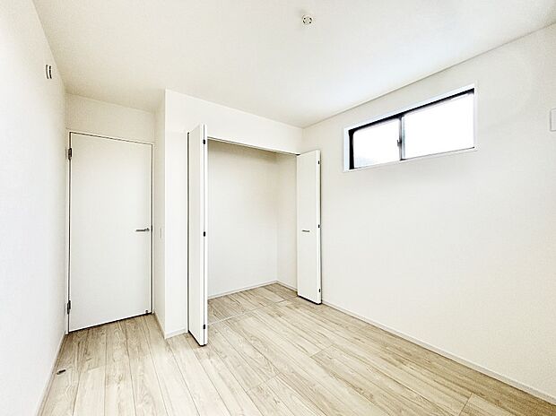 やさしい光がさしこむ居室はしっかり収納付き