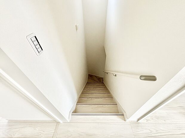 階段は手すり付きなので小さなお子さまやご高齢の方も安心です