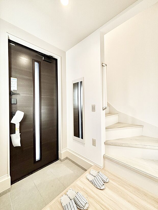 ガラススリットの入った玄関ドアが室内に光を届けてくれます