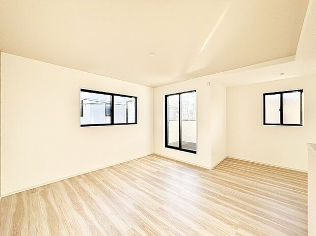 大きな窓からたっぷりの陽光と風を感じられるリビング