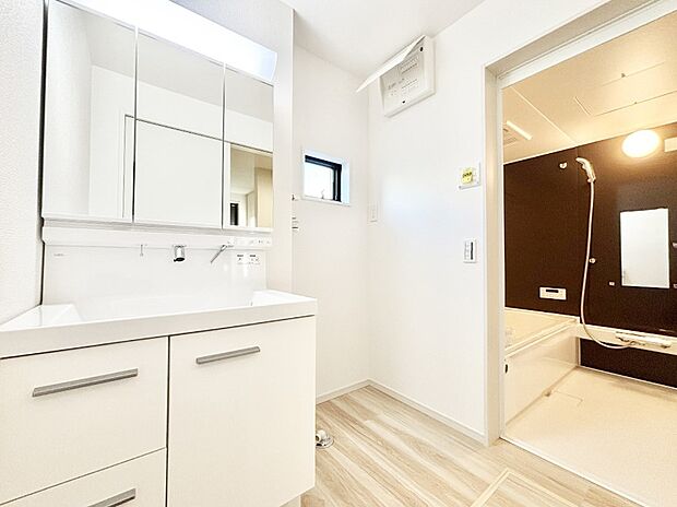 清潔感ある洗面化粧室で朝の身支度も快適