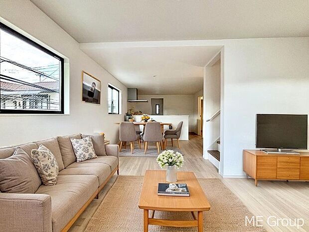 ご家族の賑やかな話し声で包まれる明るいリビング  ※家具はCGです