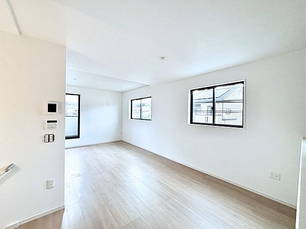 大きな窓からたっぷりの陽光と風を感じられるリビング