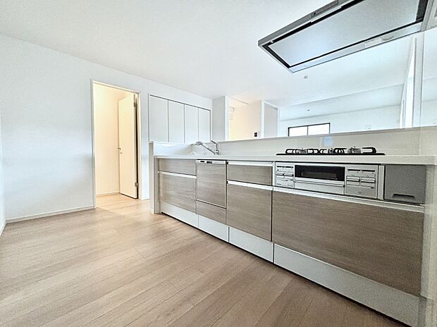 リビングを見渡せる人気のカウンターキッチン。 家族を見守りながら家事をすることができます。