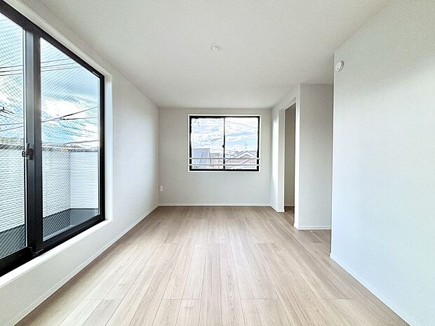 明るいバルコニーサイドに洋室を設置。目覚めの良い寝室に。 