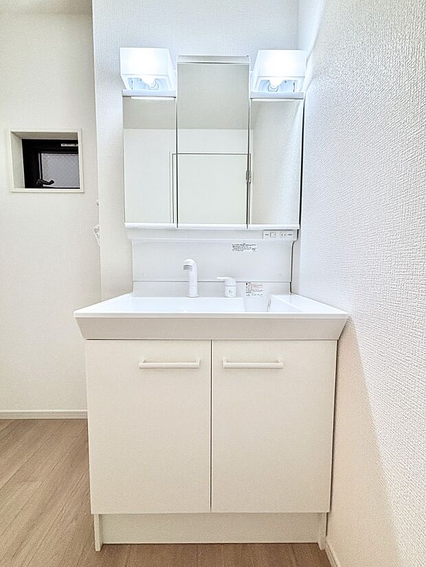 大きく見やすい三面鏡で清潔感ある洗面台は、身だしなみチェックや肌のお手入れにおすすめです。 