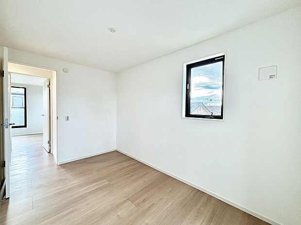 バルコニーが開放感をプラスしてくれる洋室