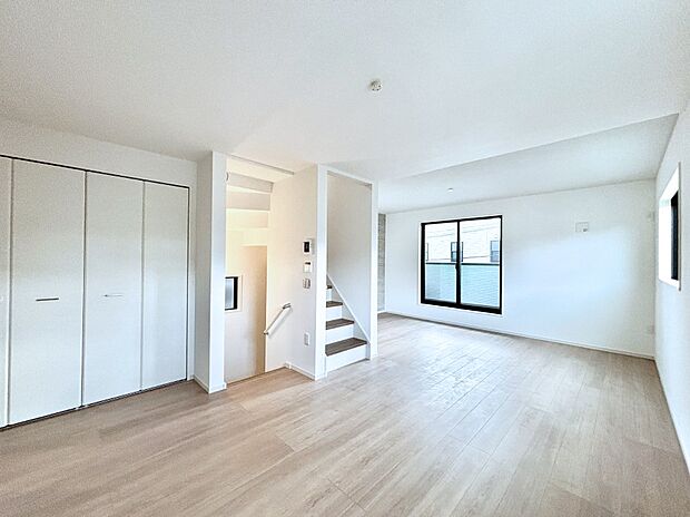 内装「ただいま」「おかえり」家族とのコミュニケーションが深まるリビングイン階段があります。 