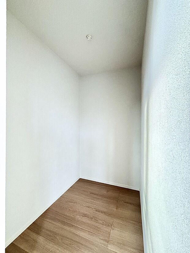 ウォークインクローゼット付きで生活空間を広く利用できます。