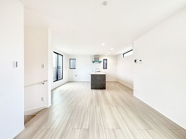 ご家族の賑やかな話し声で包まれる明るいリビング