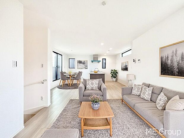 家族の和やかな会話が聞こえてきそう。開放感のあるリビングです。※家具はCGです