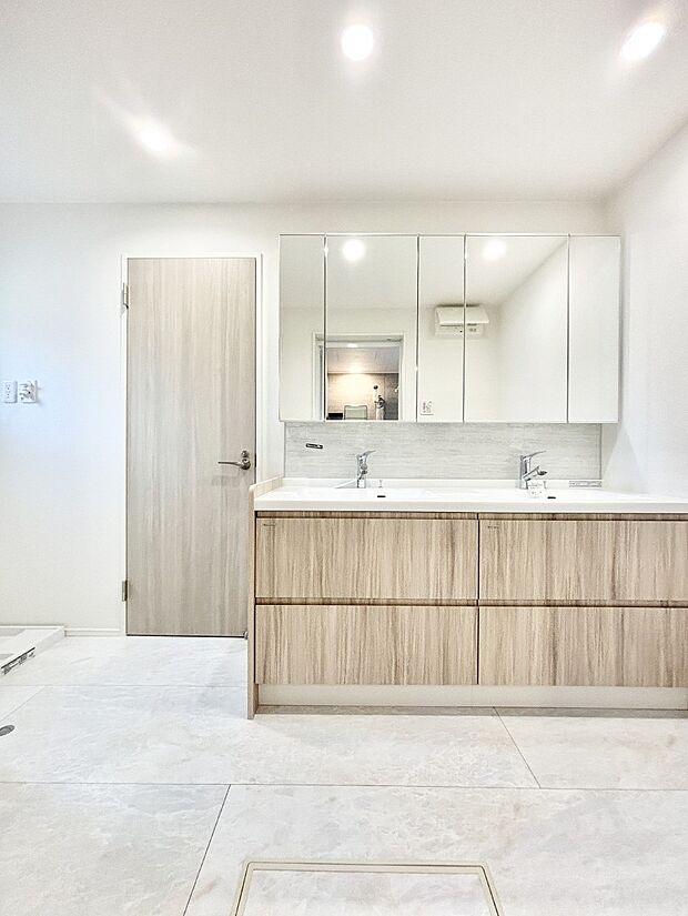 収納力と機能性に優れた洗面化粧台  