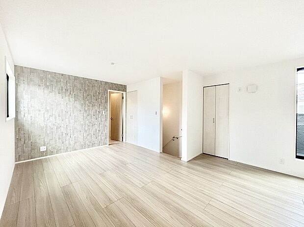 明るい陽光が注ぎ、寛ぎの雰囲気に満たされるダイニング。     