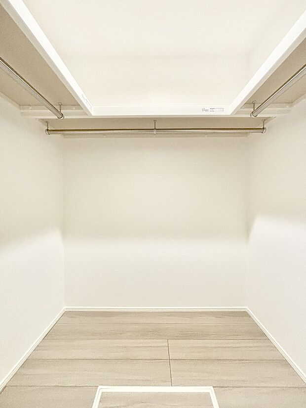 ウォークインクローゼット付きで生活空間を広く利用できます。