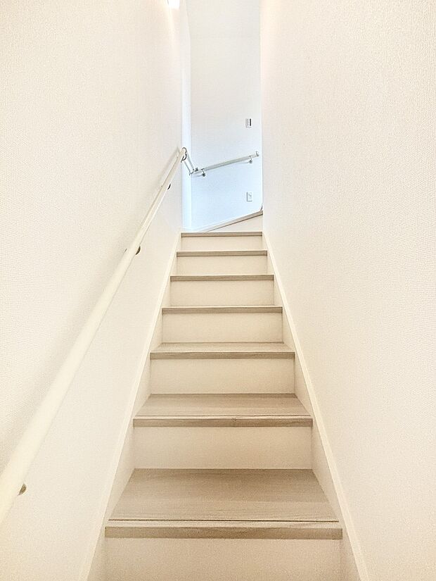 階段には手すりがあり、小さなお子様やお年寄りの方にも安心です。
