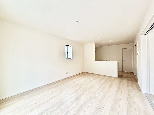 ご家族の賑やかな話し声で包まれる明るいリビング