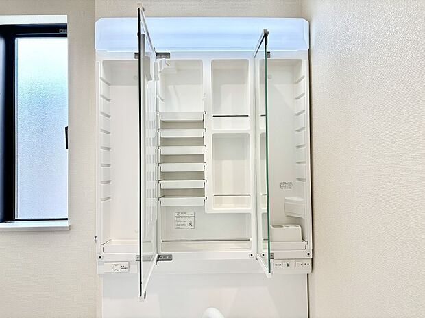 三面鏡の裏に、化粧品や衛生用品などを収納可能。洗面台をすっきりと保ちます!