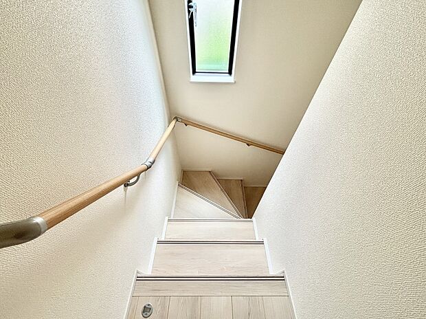 階段は手すり付きなので小さなお子さまやご高齢の方も安心です