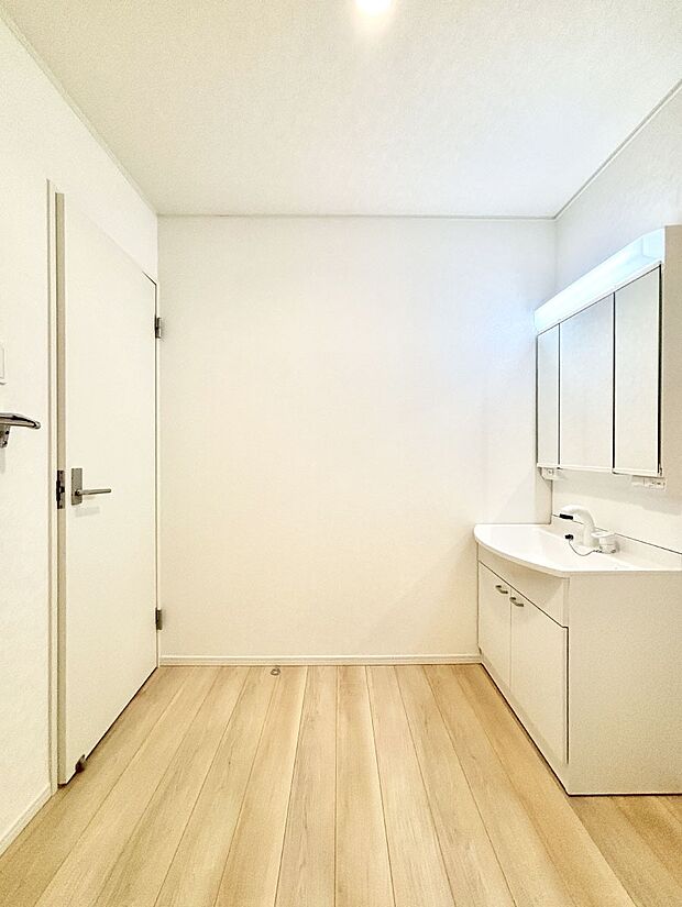 明るい洗面所は毎朝の身支度も楽しくできちゃいそうです。