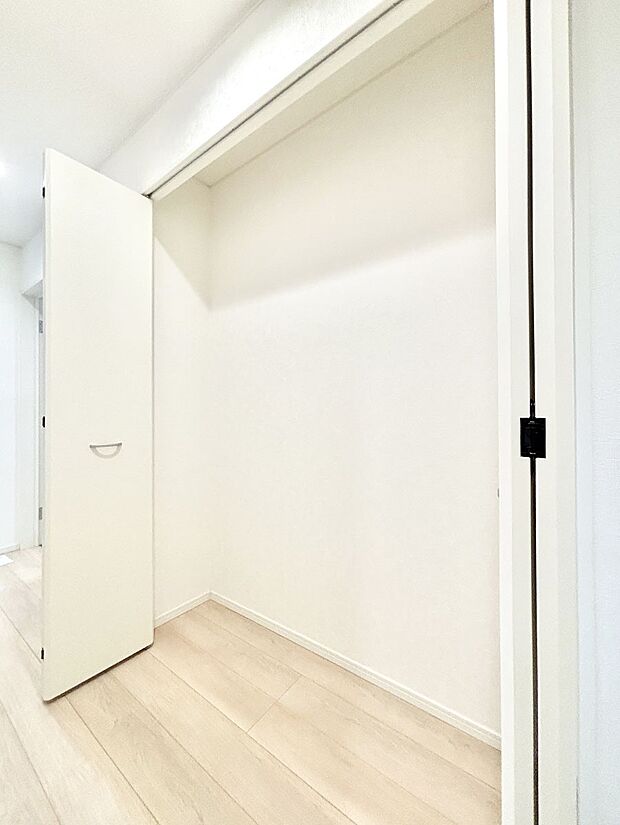 廊下収納。掃除道具や季節の小物を収納することができます。