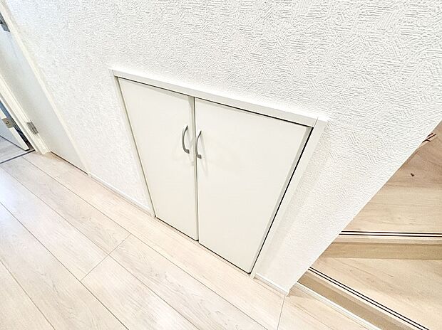日用品のストックや水などの備蓄に使える階段下収納。