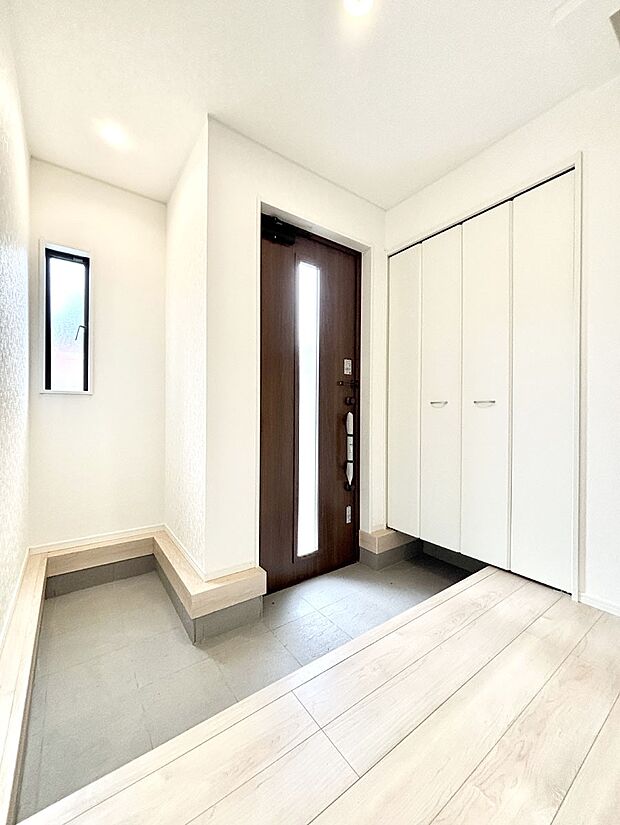 明るい玄関はお客様をお出迎えするのにぴったりです!