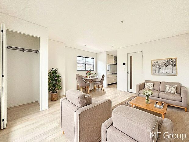 ご家族の賑やかな話し声で包まれる明るいリビング ※家具はCGです