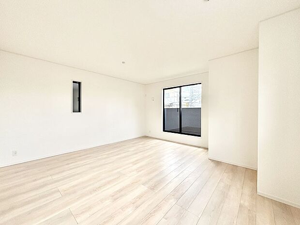 大きな窓からたっぷりの陽光と風を感じられるリビング