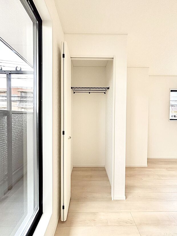 リビング収納。ここに収納があると物が集まるLDKがスッキリ片付きそうですね。