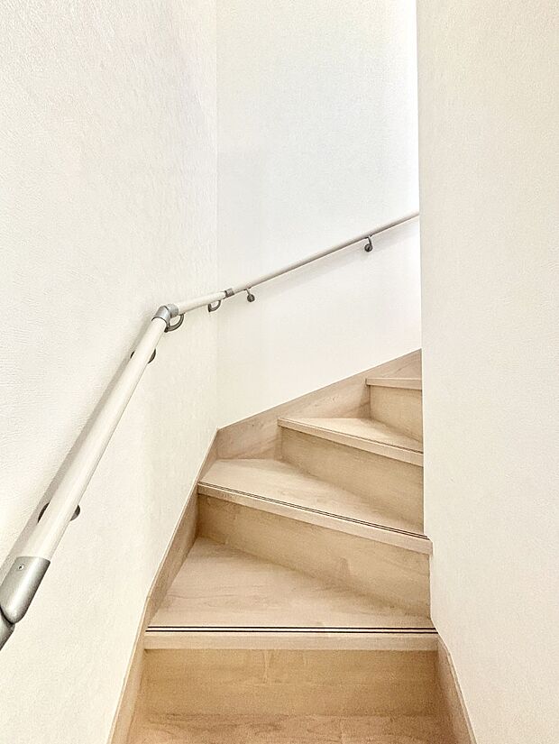 階段は手すり付きなので小さなお子さまやご高齢の方も安心です